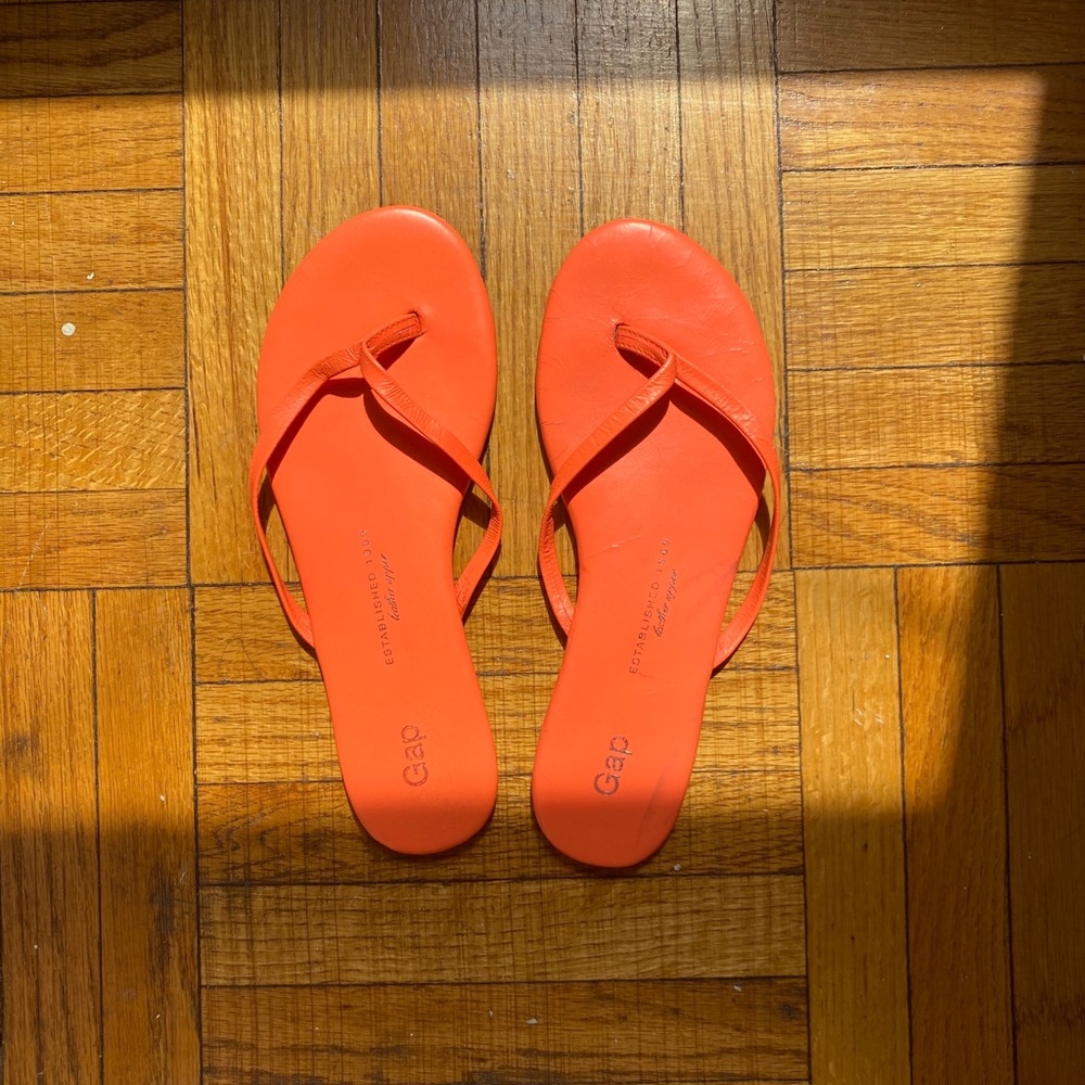 💙 Gap, bright orange size 7 flip flops